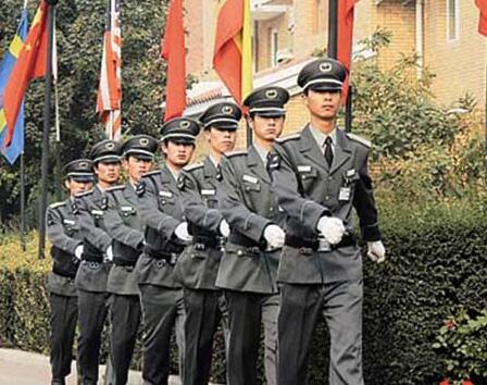 在小區(qū)門口發(fā)生搶劫事件時，物業(yè)保安是否負有相關責任